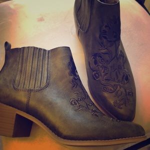 Gorgeous Embroidered green boots brand new, cute!